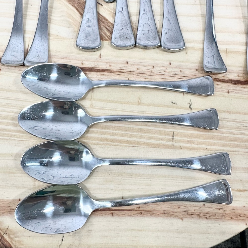 Oneida 16 Piece Stainless Steel Flatware Silverware Emma Set - Picture 4 of 16